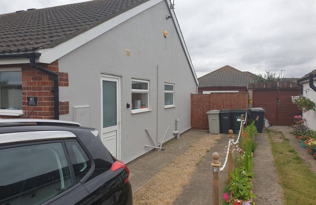 Private Bungalow with enclosed garden and wifi close to shops and beach sleeps 6