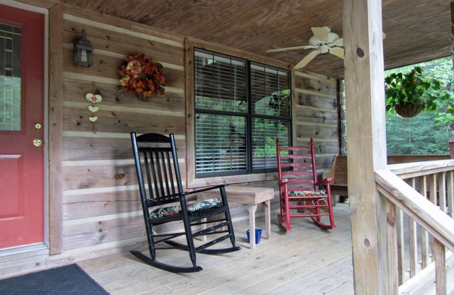 Private cabin in the woods with a Hot Tub! 5min to Park