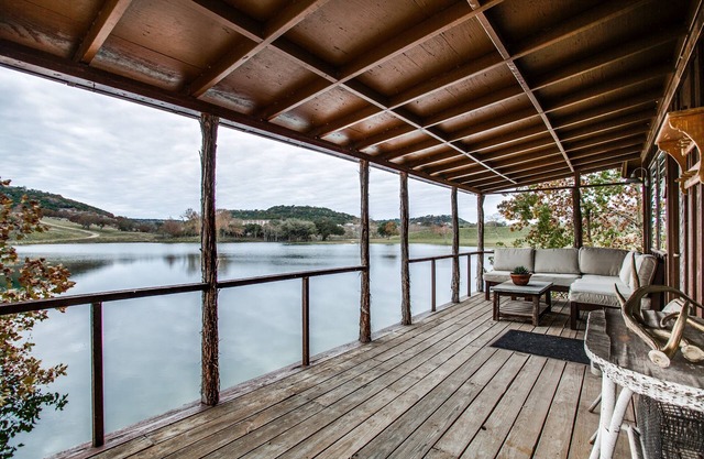 Private cabin on 10 acre lake, 4.5 miles from Boerne
