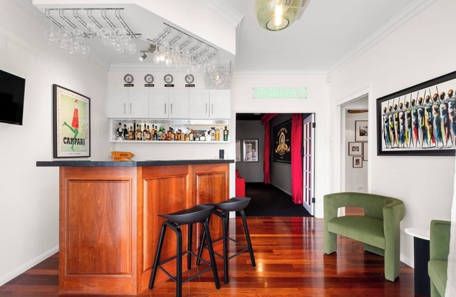 Private Cinemas, Bar & BBQ; Stylish Getaway 4 Bedroom 2.5 Baths
