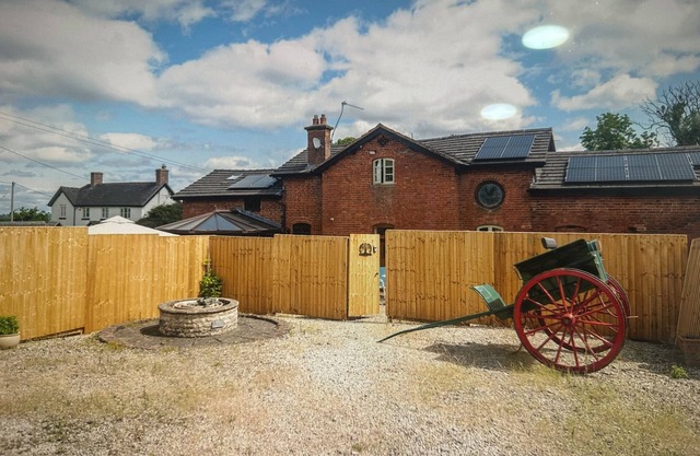 Private Cosy 1-Bedroom Cottage in Wheaton Aston, Staffordshire