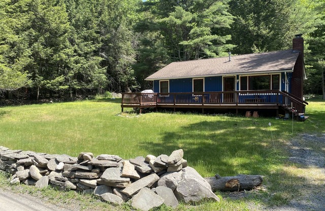 Private cottage getaway on a beautiful creek.