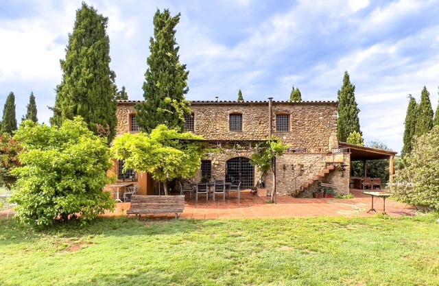 Private Country house Hostal Nou in Crespià with pool