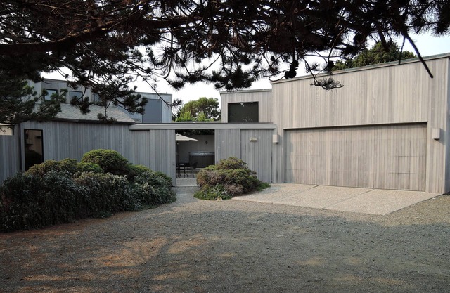 Private Courtyard with Hot Tub. Ocean View.2 min. walk to bluff