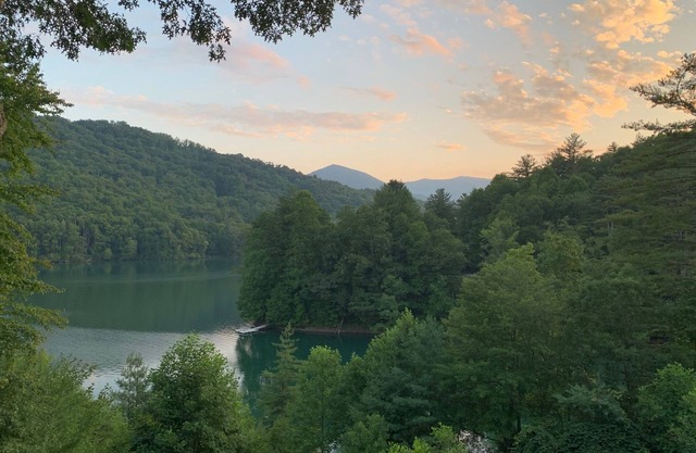 PRIVATE COVE FOR SWIMMING! LAKEFRONT WITH DOCK, MOUNTAIN VIEWS, FIRE PIT.