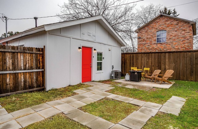 Private Dallas Oasis | Cozy King Bed Guesthouse
