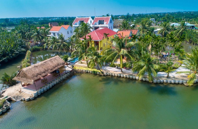 Private Deluxe Double Room with 3 bedrooms at Lakeview Villa in Hoi An