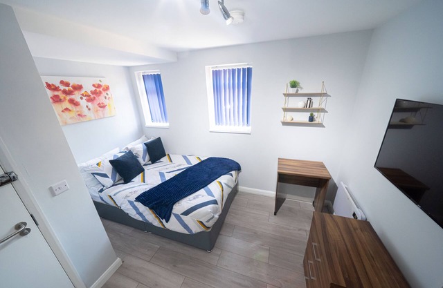 Private Ensuite Room Shared Kitchen St Helen D2