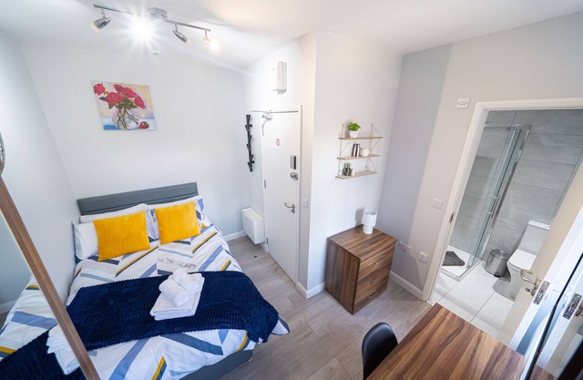 Private Ensuite Room Shared Kitchen St Helen C2