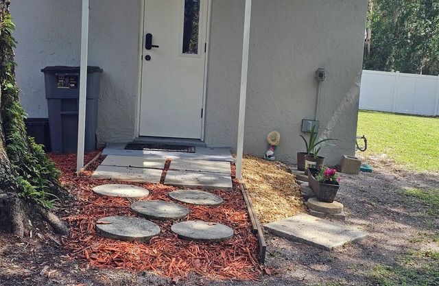 Private entrance, comforts of home. 20 minutes to downtown Orlando.