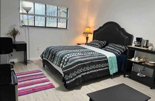 Private Entrance-Room w bath & kitchenette