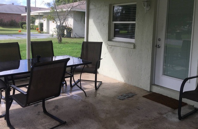 Private Entrance Suite in Cypress Gardens near Legoland