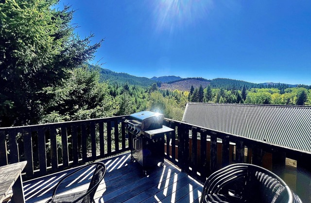 Private fabulous views including woodland reserve - Private Cedar Hot Tub
