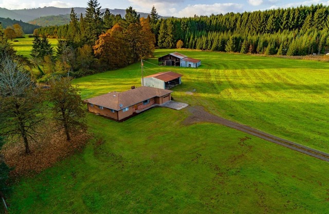 Private Farmland Setting, Open Floor Plan, Fire-Pit, BBQ, Next to Creek, Views of Forests and Hills