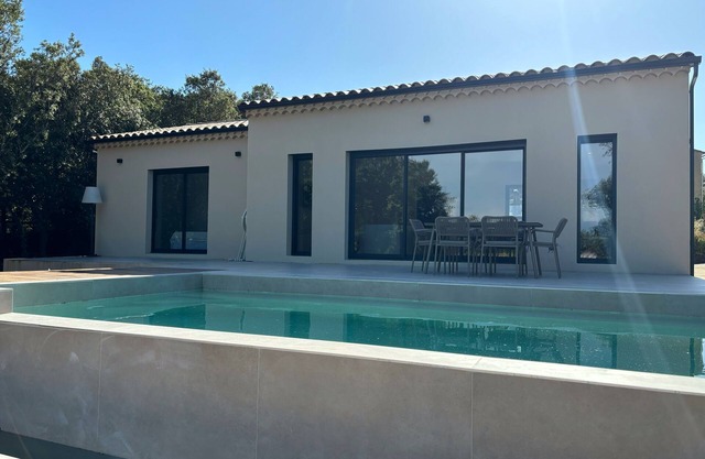 Private, fenced Provencal villa with private pool!