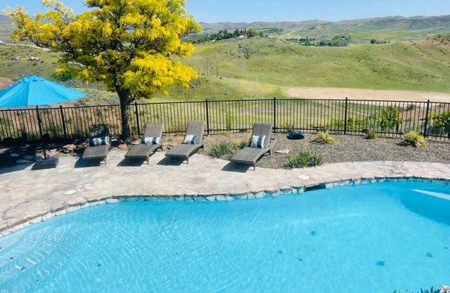 Private Foothills Retreat w/Pool, Spa, Sauna, Firepits & Amazing Views!