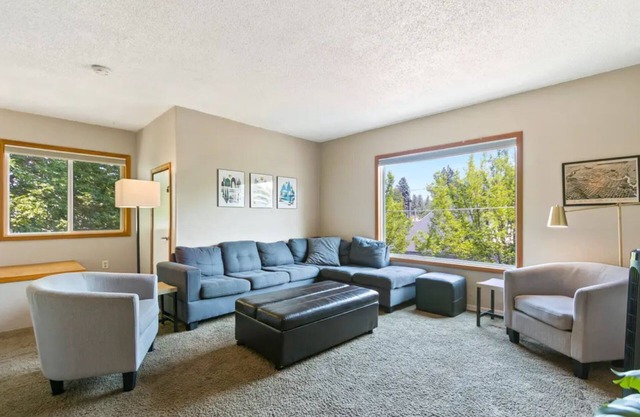 Private full-floor upstairs 2 bedroom apartment @13th & Grand