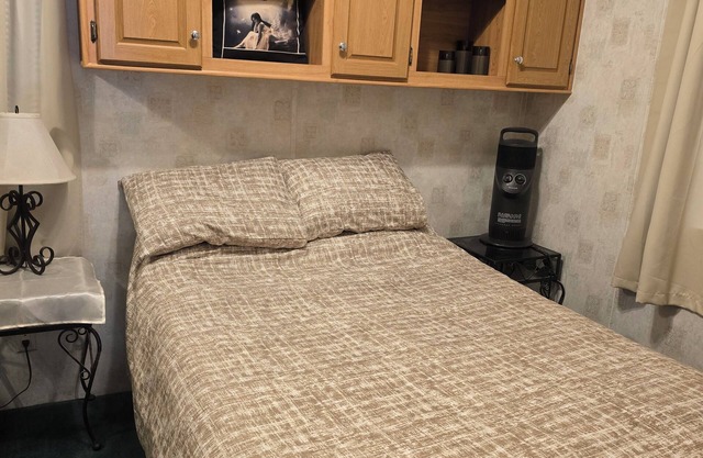 Private Garden home in Pahrump with AC, WiFi, washer/dryer near Death Valley