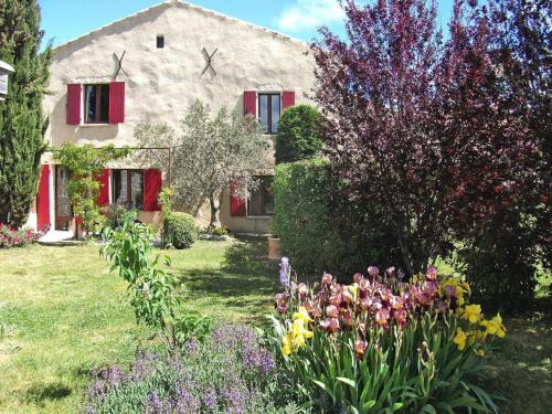 Private Garden House in Redortiers
