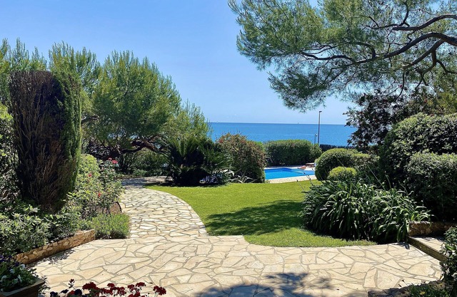 Private Guest House on Cap d'Antibes with sea view, Pool and parking !