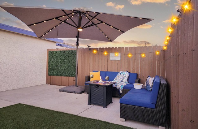 Private Guesthouse/King bed/2 TVs/Private backyard/Dogs welcome/Boat parking