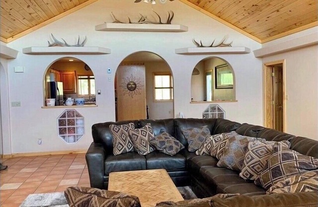 Private Haven+5 Acres+Sprawling Yards+Spectacular Waterfall Koi Pond! 3BR/2Bath
