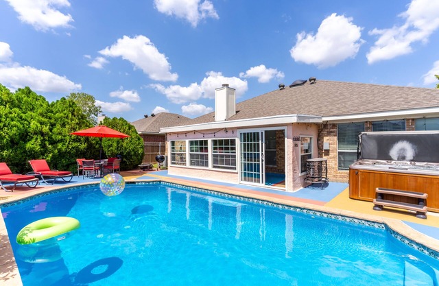 Private Heated Pool, Big Hot Tub, Fenced Yard, Fire Pit, 6 TVs, 1500 Video Games