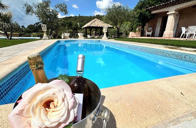 Private heated swimming pool from September to October
