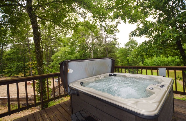 Private Hideaway, Hot tub, close to Beavers Bend State Park, Broken Bow Lake.