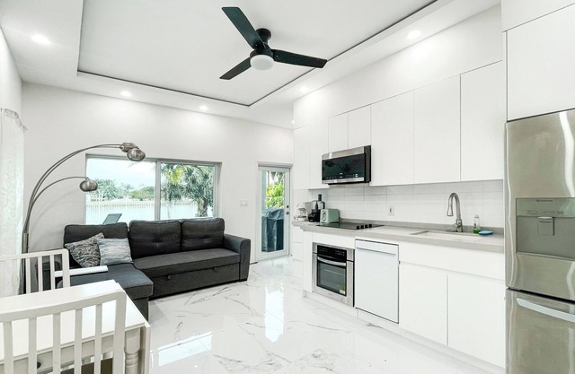 Private Hollywood Guest suite, 1 bedroom, full kitchen, full bathroom