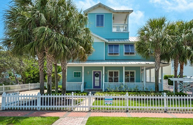 Private home in prestigious Crystal Beach. Steps to beach and Pool!