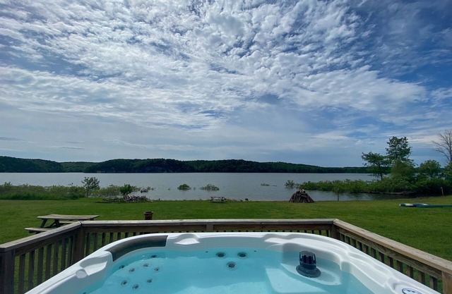 Private Home+Outdoor Deck+Waterfront+Hot Tub
