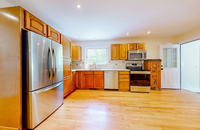 Private home with fireplace, grill, games, AC & great Manchester location