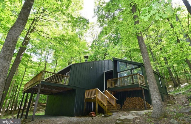 Private hot tub, wooded, EV charger, pet-friendly