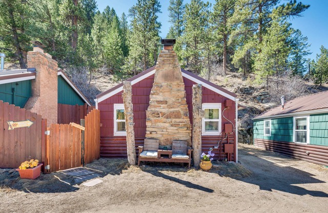 Private Hot Tub & Deck: Romantic Getaway in Drake
