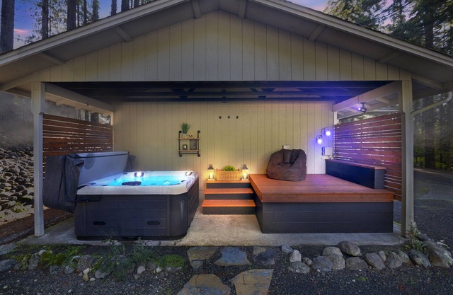 Private Hot Tub, Dogs OK! Cushman Couples Retreat