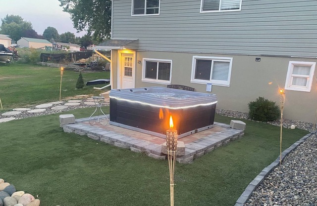 Private Hot Tub, Executive Suite, & Deluxe Summer Camper For 6 -10 Guests