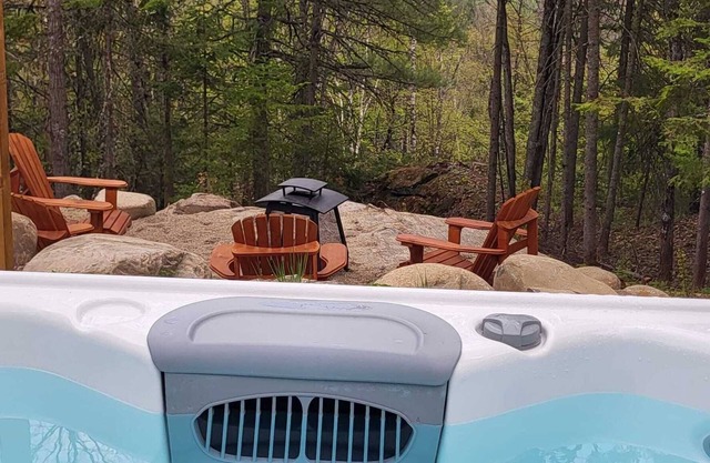 Private Hot Tub | Hiking | Skiing | Naturoc