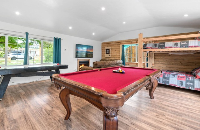 Private HOT TUB!! Mountain Views. Close to LAKE and VILLAGE!