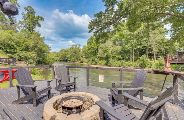 Private Hot Tub: Riverfront Cabin in Murphy