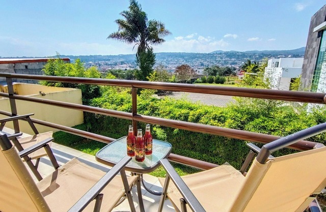 Private house 5min from Puente de cristal/Terrace/Petfriendly/BBQ/Garden/parking