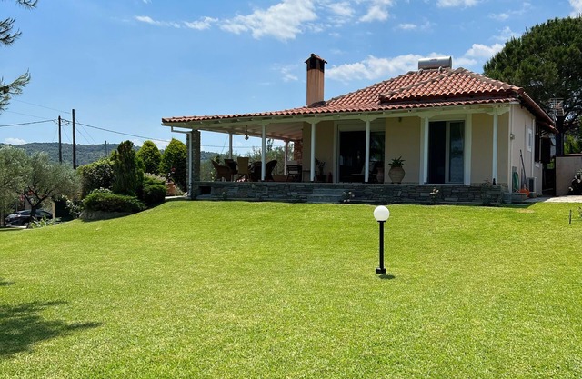 Private house and garden, spacious with sea view