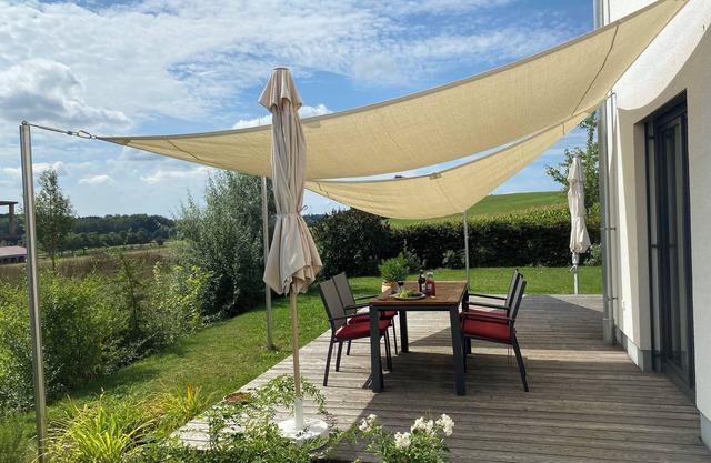 Private house in idyllic location with garden