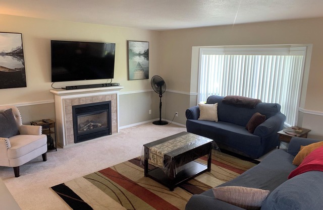 Private House in quiet neighbourhood - hot tub - yard & secure garage parking