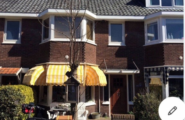 Private house in town center in quiet neighborhood. Free parking