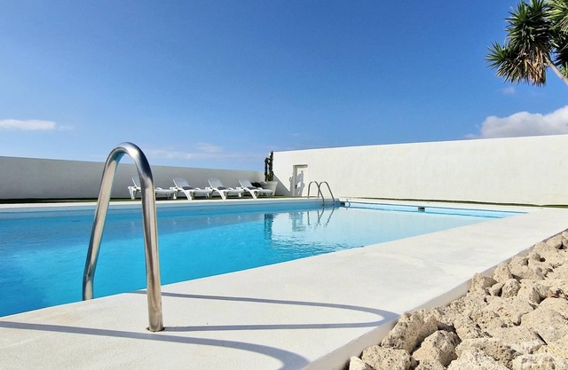 Private house with pool & garden