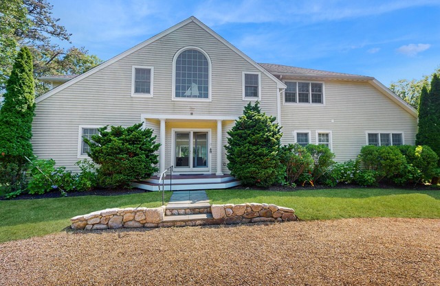 Private house with jetted tub, deck, grill, central AC and large yard