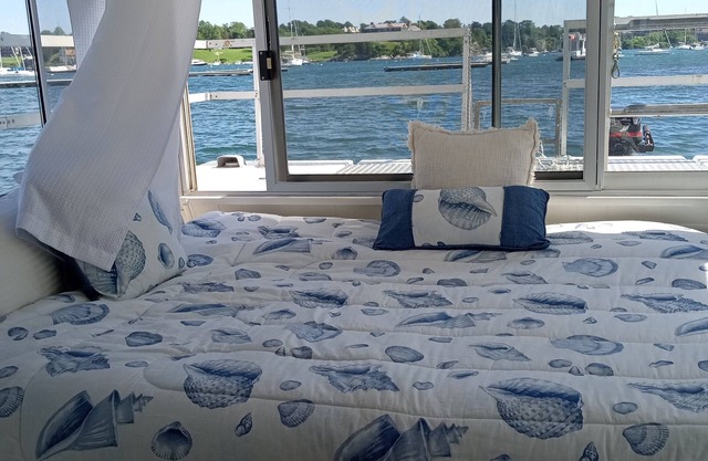 Private Houseboat In Beautiful Newport Harbor