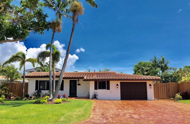 PRIVATE ISLAND HOME WITH POOL & WALK TO PRIVATE BEACH - GUEST FAVORITE! Must see