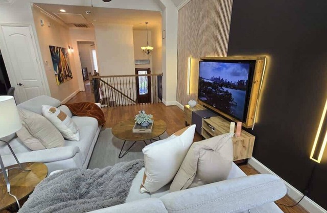 Private Jacuzzi | 3 BR Modern Galleria | Sleeps 7